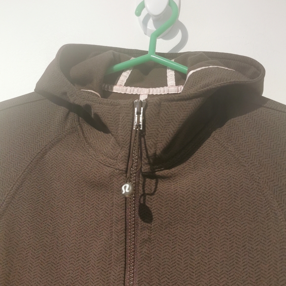 Like new Lululemon size 4 apres ski rainproof jacket - Picture 12 of 16